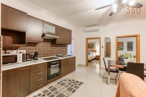 Frigorífic, microones, forn i placa de cuina 