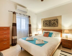 Een bureau, een strijkplank/strijkijzer, reisbedje, gratis wifi