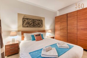 Schreibtisch, Bügeleisen/Bügelbrett, Reisekinderbett, kostenloses WLAN