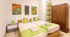 2 chambres, bureau, fer et planche à repasser, lit parapluie