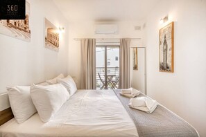 1 chambre, bureau, fer et planche à repasser, lit parapluie