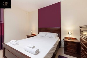 Una scrivania, ferro/asse da stiro, culla da viaggio, Wi-Fi gratuito