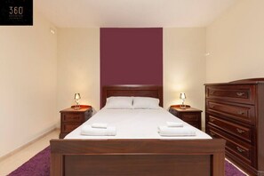 4 Schlafzimmer, Schreibtisch, Bügeleisen/Bügelbrett, Reisekinderbett