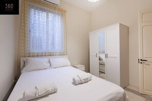 4 chambres, bureau, fer et planche à repasser, lit parapluie