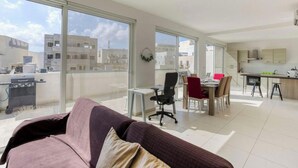 Un espacio habitable amplio con balcón, comedor y cocina.