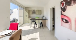 Fridge, oven, stovetop, coffee/tea maker - BBQ area, 2BR penthouse with large spaces & WIFI (Il-Gżira)