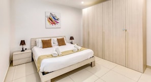 2 bedrooms, desk, iron/ironing board, travel cot - BBQ area, 2BR penthouse with large spaces & WIFI (Il-Gżira)