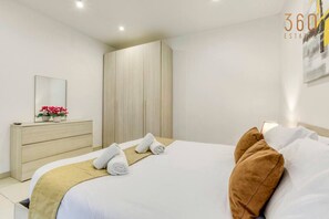 2 habitaciones, escritorio y tabla de planchar con plancha 