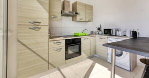 Fridge, oven, stovetop, coffee/tea maker