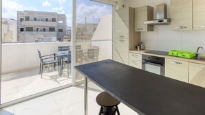 Cocina moderna con un gran ventanal, comedor y vistas a la ciudad.