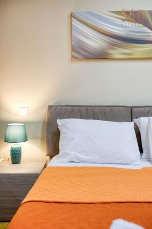 2 Schlafzimmer, Schreibtisch, Bügeleisen/Bügelbrett, Reisekinderbett