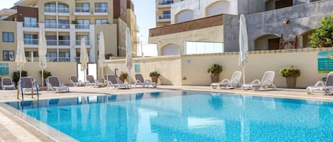 حمام سباحة