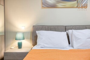 2 habitaciones, escritorio y tabla de planchar con plancha 