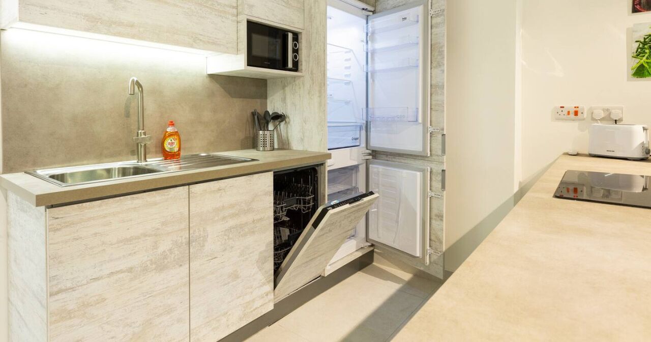 Kühlschrank, Mikrowelle, Ofen, Herdplatte