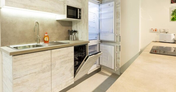 Frigorifero, microonde, forno, piano cottura