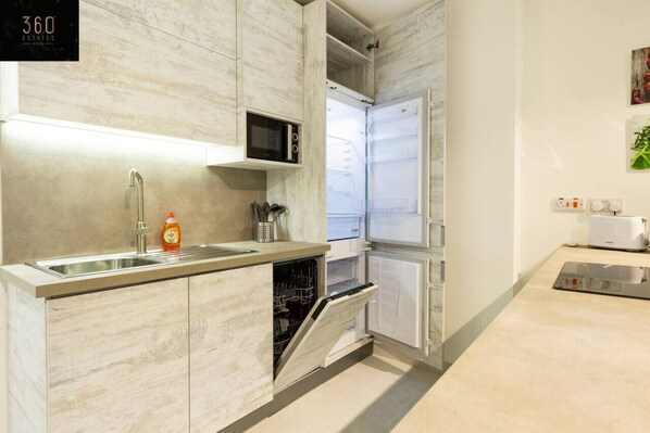 Refrigerador, microondas, horno, placa de cocina