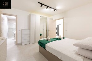 2 slaapkamers, een bureau, een strijkplank/strijkijzer, reisbedje