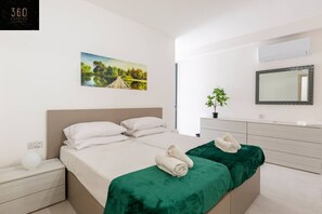 Skrivbord, strykjärn/strykbräda, resesäng och wi-fi