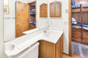 Séchoir à cheveux, serviettes fournies, savon, papier de toilette