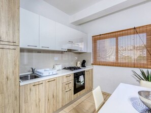 Een koelkast, een magnetron, een oven, een kookplaat