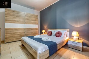 Een bureau, een strijkplank/strijkijzer, reisbedje, wifi
