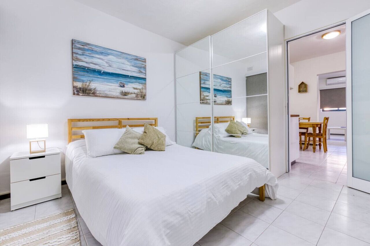 Työpöytä, silitysrauta/-lauta, vauvan matkasänky, Wi-Fi