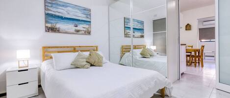 Escritorio, tabla de planchar con plancha, cuna de viaje y wifi