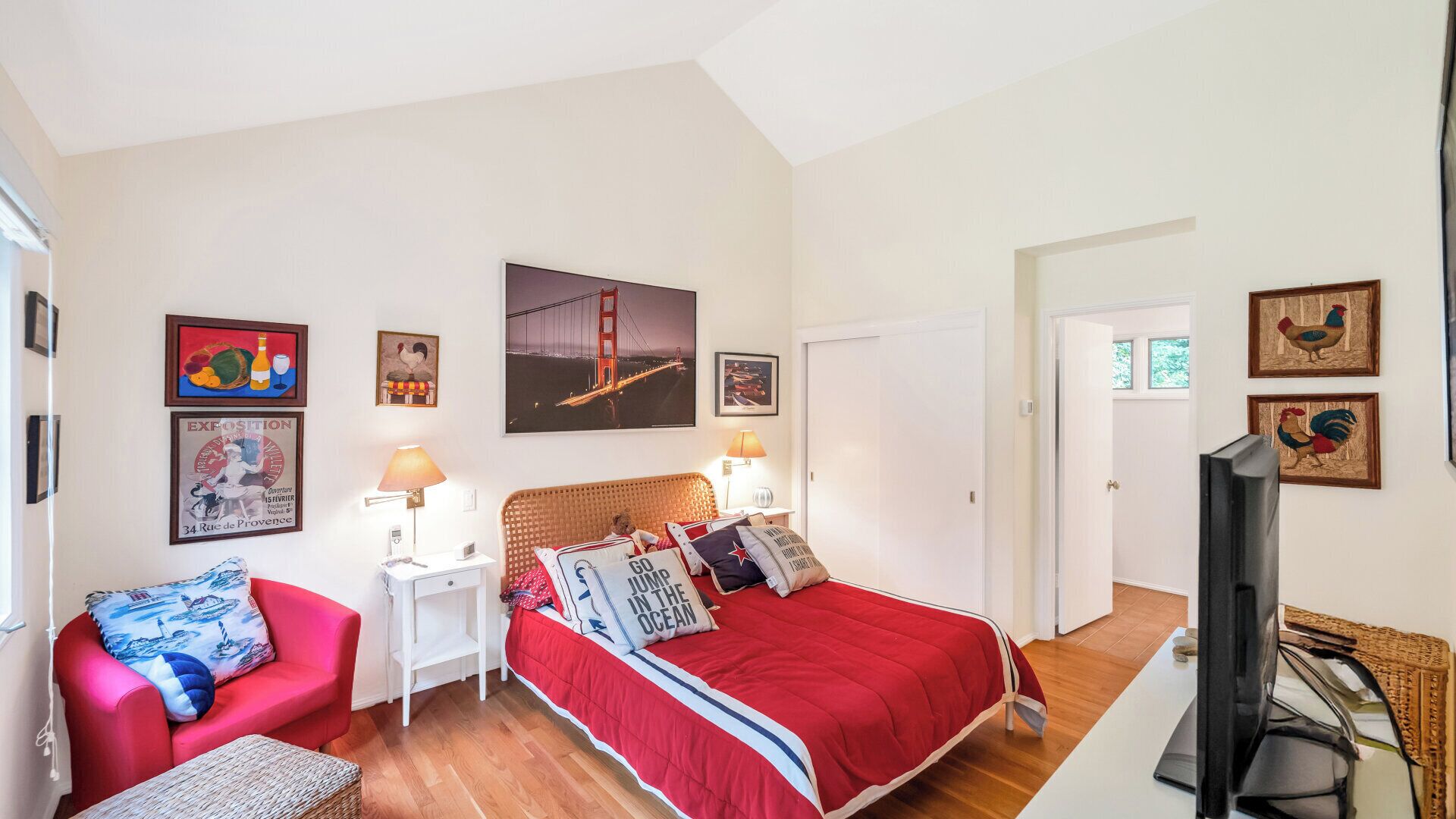 4 bedrooms, iron/ironing board, Internet, bed sheets