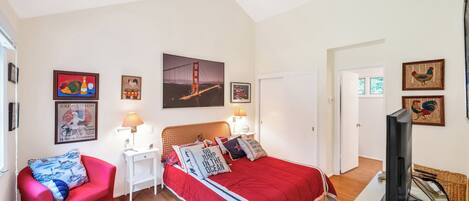 4 bedrooms, iron/ironing board, Internet, bed sheets