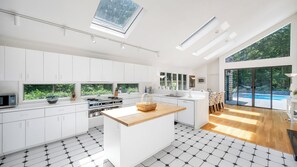 Microondas, horno, parrilla de estufa y cafetera y tetera 