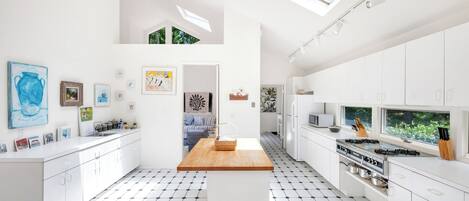 Micro-ondes, four, plaque de cuisson, cafetière/bouilloire