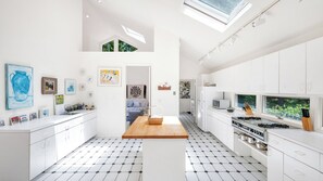 Microondas, horno, parrilla de estufa y cafetera y tetera 