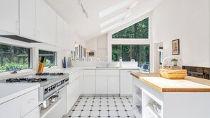 Micro-ondes, four, plaque de cuisson, cafetière/bouilloire