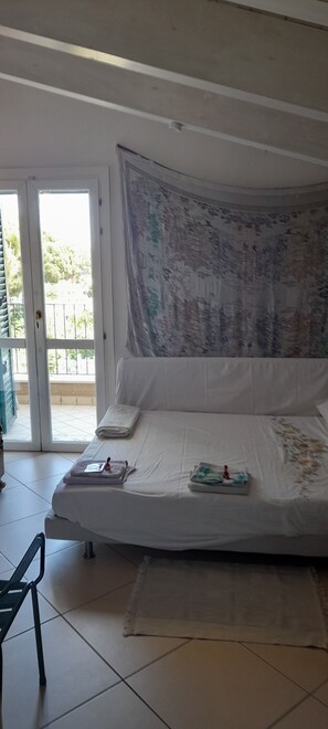 2 bedrooms, iron/ironing board, bed sheets