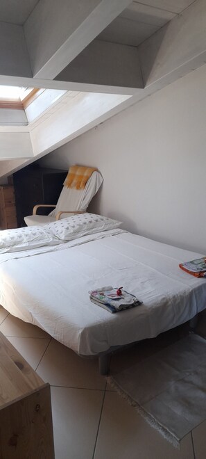 Iron/ironing board, bed sheets