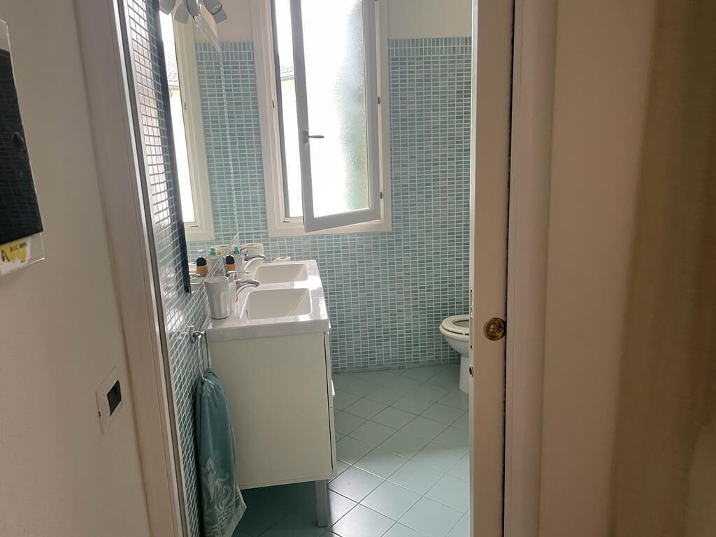 Asciugacapelli, bidet, asciugamani, sapone