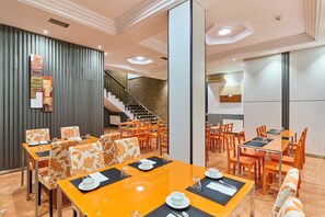 Desayuno completo diario (EUR 5 por persona)