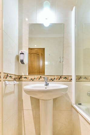 Standard Triple Room, Balcony, City View | Bathroom | Bathtub, towels, soap, shampoo