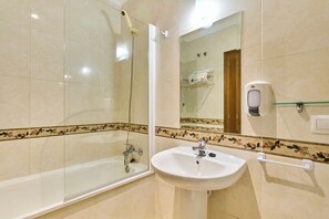 Banheira, toalhas de banho, sabonete, shampoo
