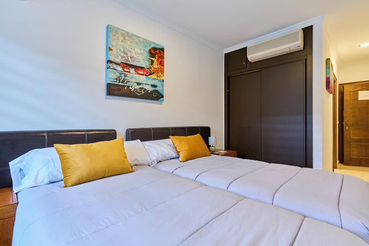 Twin kamer | Donsdekens, gratis babybedden, gratis wifi, beddengoed