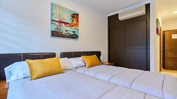 Habitación con 2 camas individuales | Edredones de plumas, cunas gratuitas, wifi gratis y ropa de cama