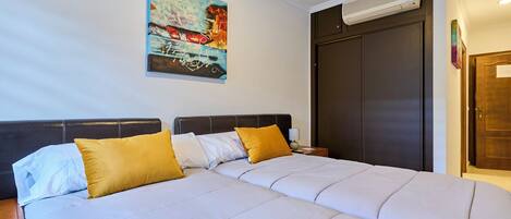 Twin Room | Down comforters, free cribs/infant beds, free WiFi, bed sheets