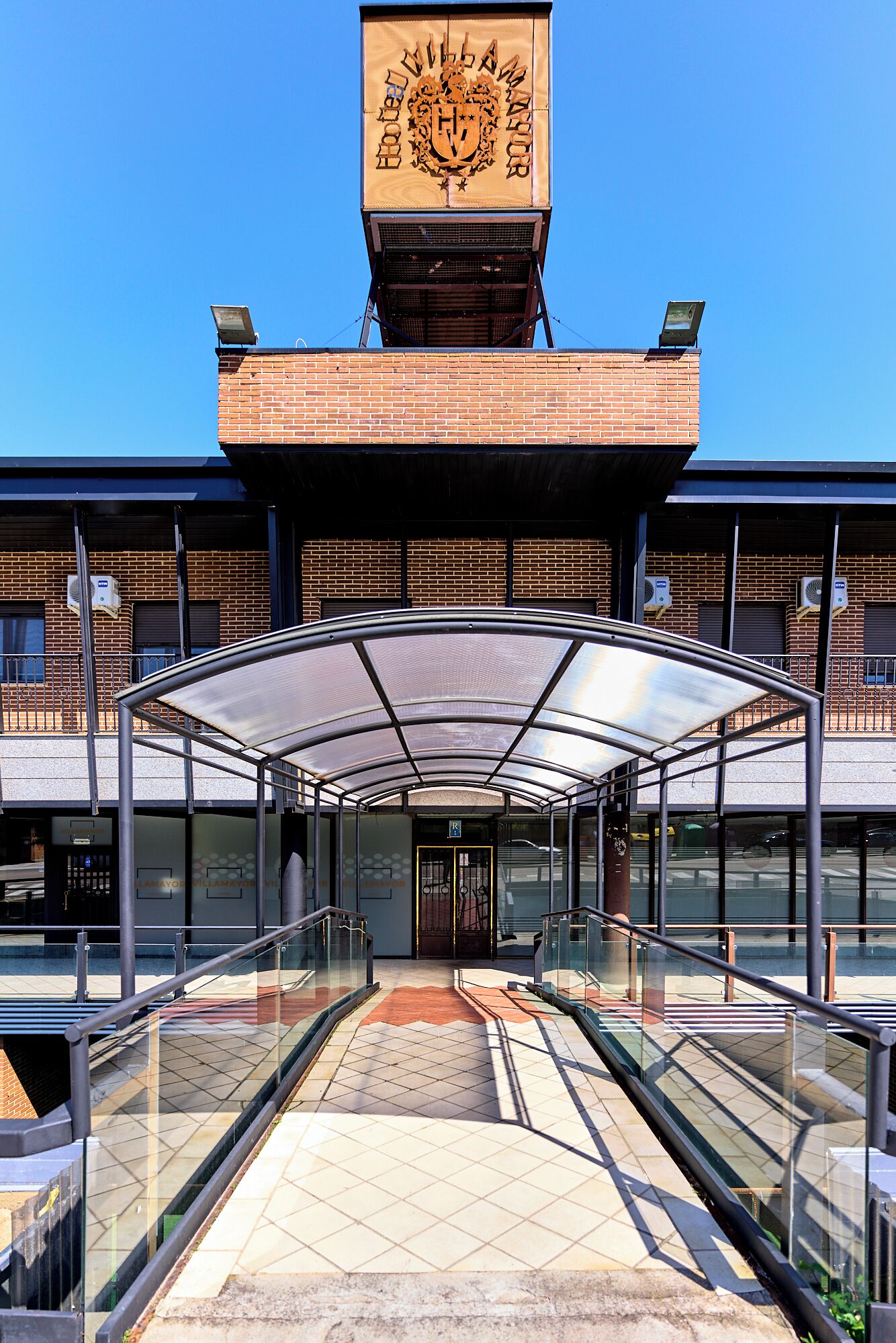 Vista frontal de la propiedad