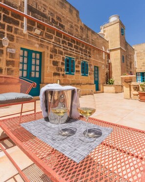 Outdoor dining - A lovely 4BR Townhouse in Central Gozo w/Pool (L-Għarb)