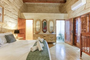 4 bedrooms, desk, iron/ironing board, WiFi