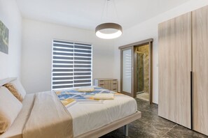 2 slaapkamers, een bureau, een strijkplank/strijkijzer, reisbedje