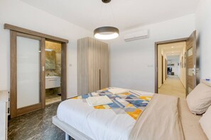 2 Schlafzimmer, Schreibtisch, Bügeleisen/Bügelbrett, Reisekinderbett