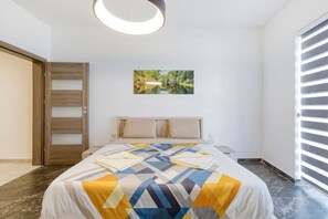 2 slaapkamers, een bureau, een strijkplank/strijkijzer, reisbedje