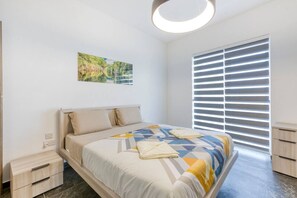 2 Schlafzimmer, Schreibtisch, Bügeleisen/Bügelbrett, Reisekinderbett