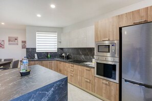 Een koelkast, een magnetron, een oven, een kookplaat